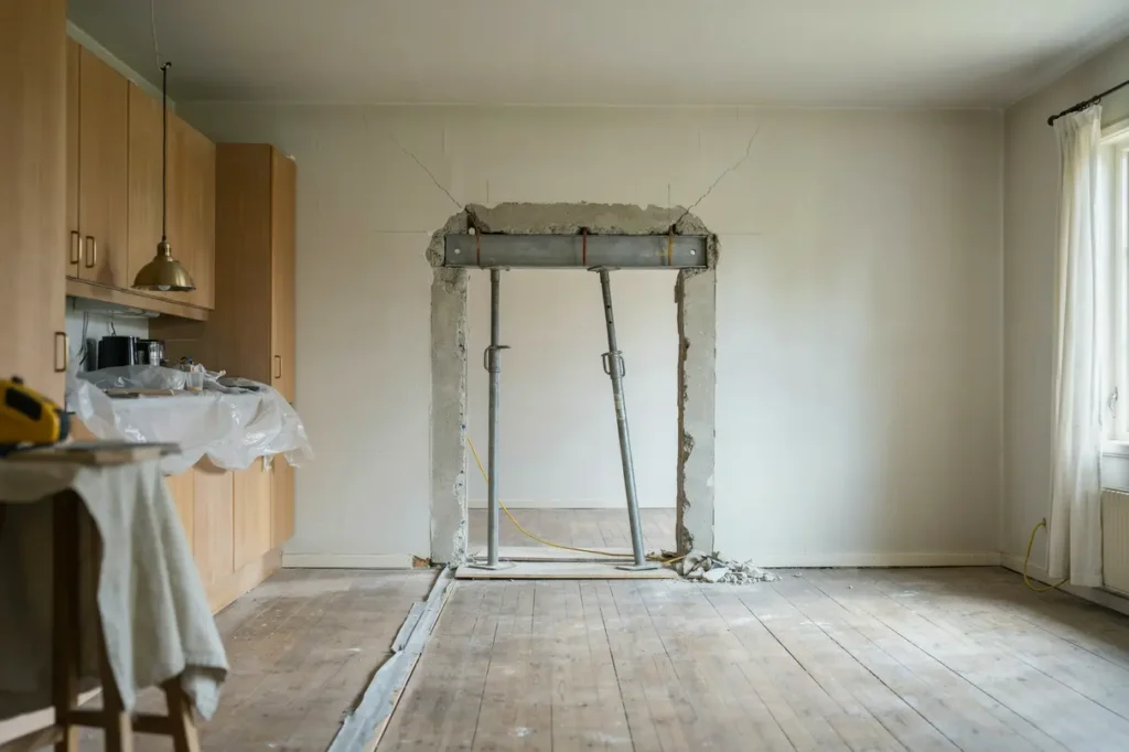 ta ner b rande betongv gg i radhus med r tt avv xling